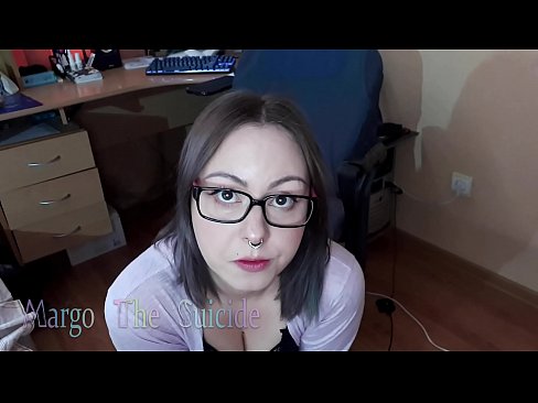 ❤️ Σέξι κορίτσι με γυαλιά πιπιλίζει Dildo βαθιά στην κάμερα Βίντεο σεξ ❌