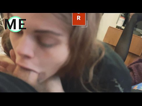 ❤️ Πούτσος στο λαιμό της, σκισμένο καλσόν και σκισμένα τακούνια Βίντεο σεξ ❌