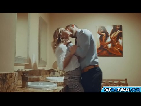 ❤️ Όταν μια πλούσια ξανθιά σε αποπλανεί σε μια δημόσια τουαλέτα Βίντεο σεξ ❌